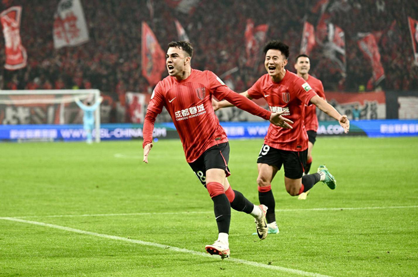 今夜成都蓉城备战欧冠；再遭质疑细节曝光；悬念犹存；年轻球员得到机会的简单介绍